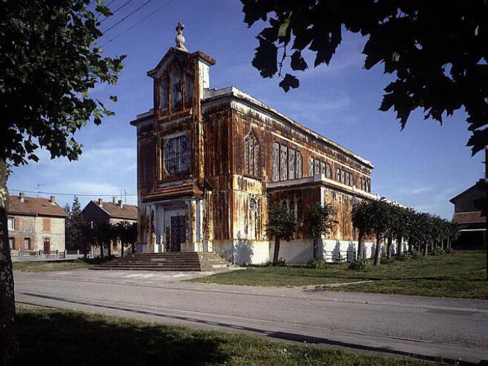 Une église en fer désaffectée vendue à une top-modèle