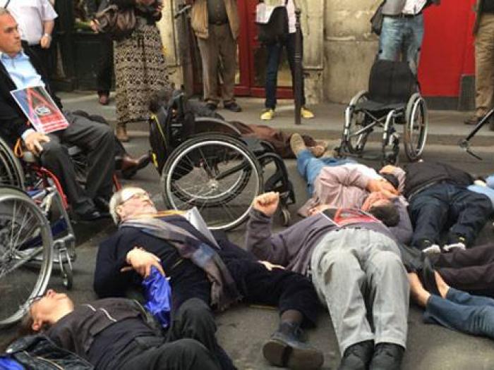 Premier "Die-in" de personnes handicapées pour une France accessible