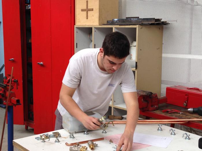 Ma vie d'Apprenti : Vincent réalise des pièces en atelier au CFA