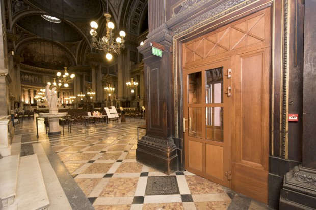 Accessibilité : La Madeleine se dote de portes automatiques