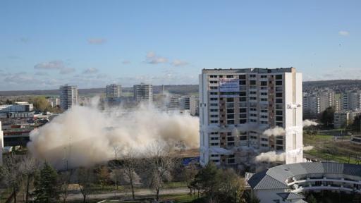 Deux tours d'habitation démolies à Meaux, 2.600 personnes évacuées