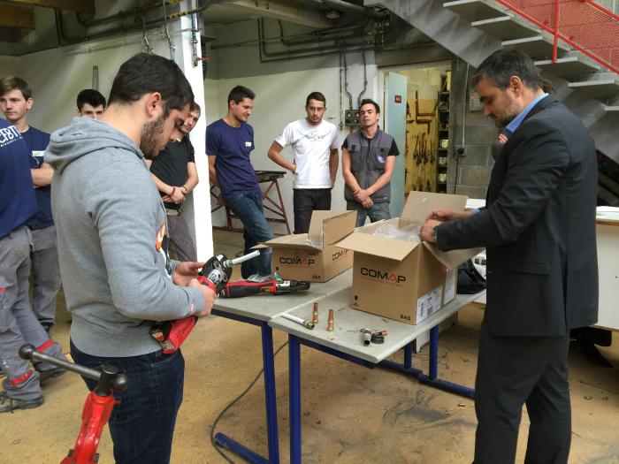 Ma vie d'Apprenti : Vincent découvre une sertisseuse en atelier