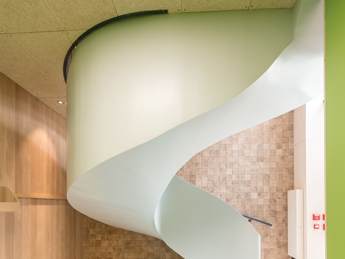 Rue Saint-Sabin (4) : Un écrin de bois pour lescalier béton 