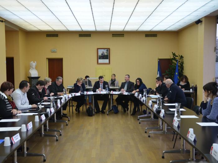 Les maires font-ils trop de dépenses inutiles ?