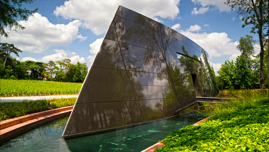 Starck signe aux Carmes Haut-Brion le premier chai de sa carrière
