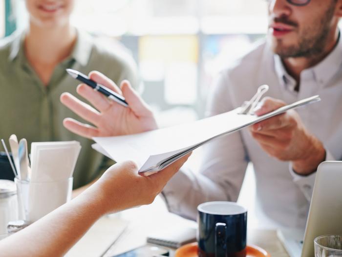 Recruter un jeune pendant les vacances : quel contrat ?