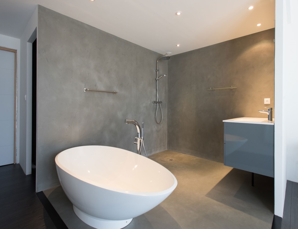 Enduit en microbéton pour revêtements à effet béton ciré