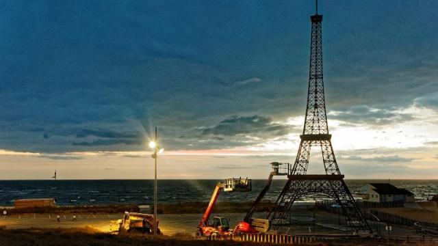 Vendée: une réplique de la Tour Eiffel booste l'économie locale