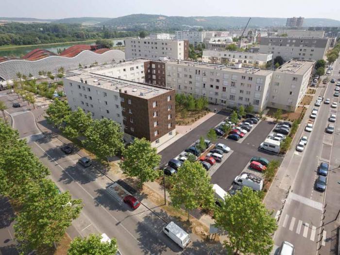 Hollande promet un milliard d'euros supplémentaire pour la rénovation urbaine