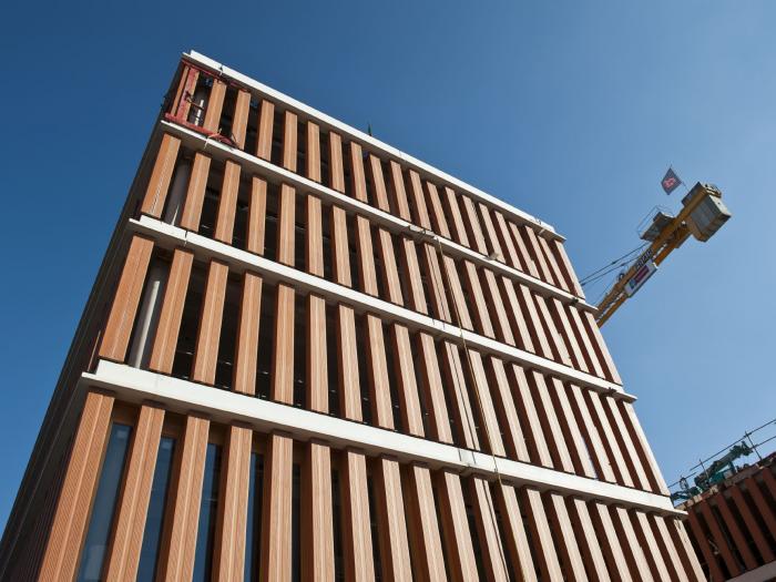 1 375 briques monolithes « jouent » les poteaux en façade à Lille