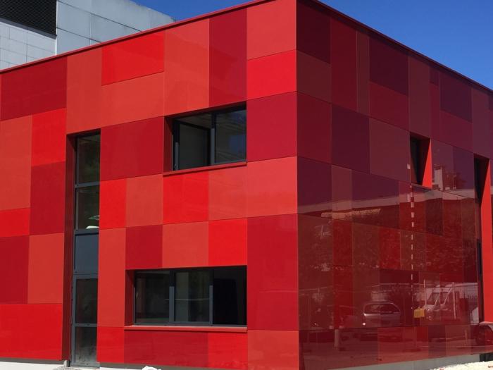 Les habits rouges du poste sécurité de lhôpital André Grégoire