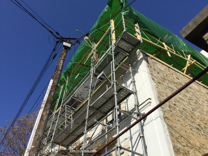 Une construction surelevée mitoyenne est-elle contestable ?