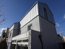 Surélévation dune maison à Rennes, avec lenveloppe VMZ Joint Debout AZENGAR.