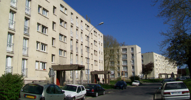 Macron "assume totalement" une "politique de discrimination positive"