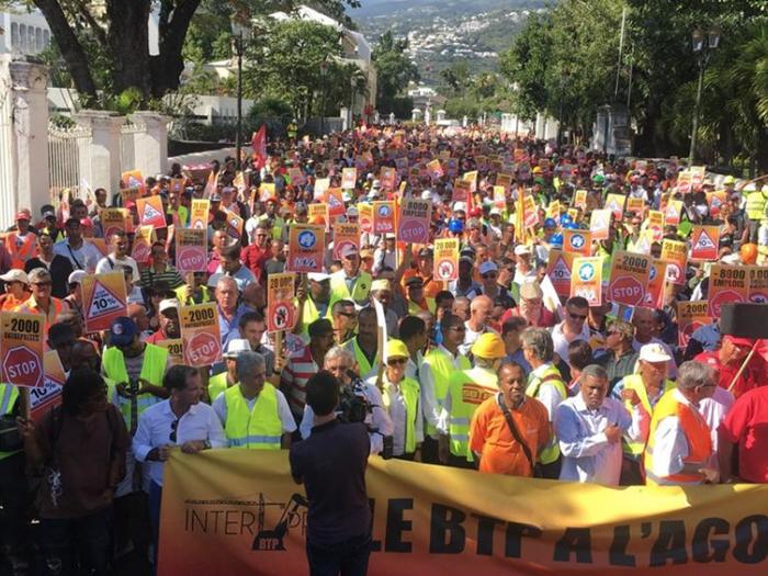 Patrons et salariés réunionais dans la rue contre "l'agonie du BTP"