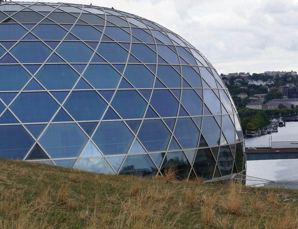 Sous la charpente de La Seine Musicale