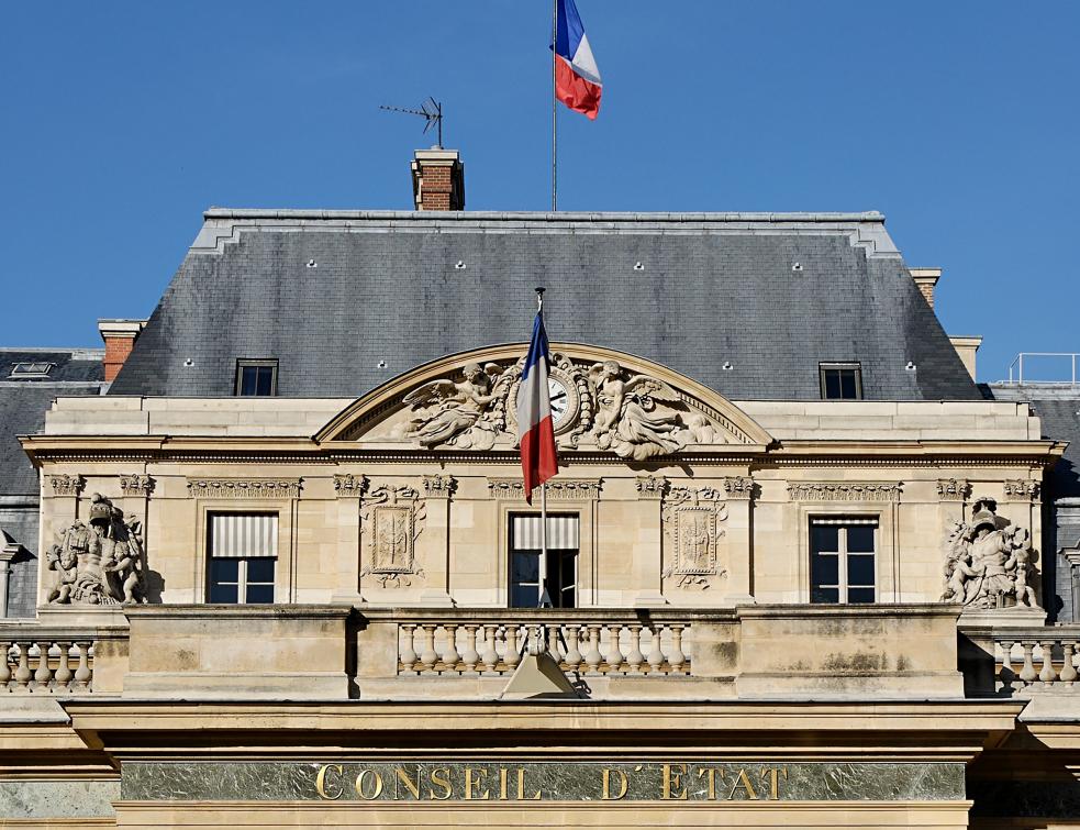 L'appel d'offres d'un marché public peut prévoir un interprète