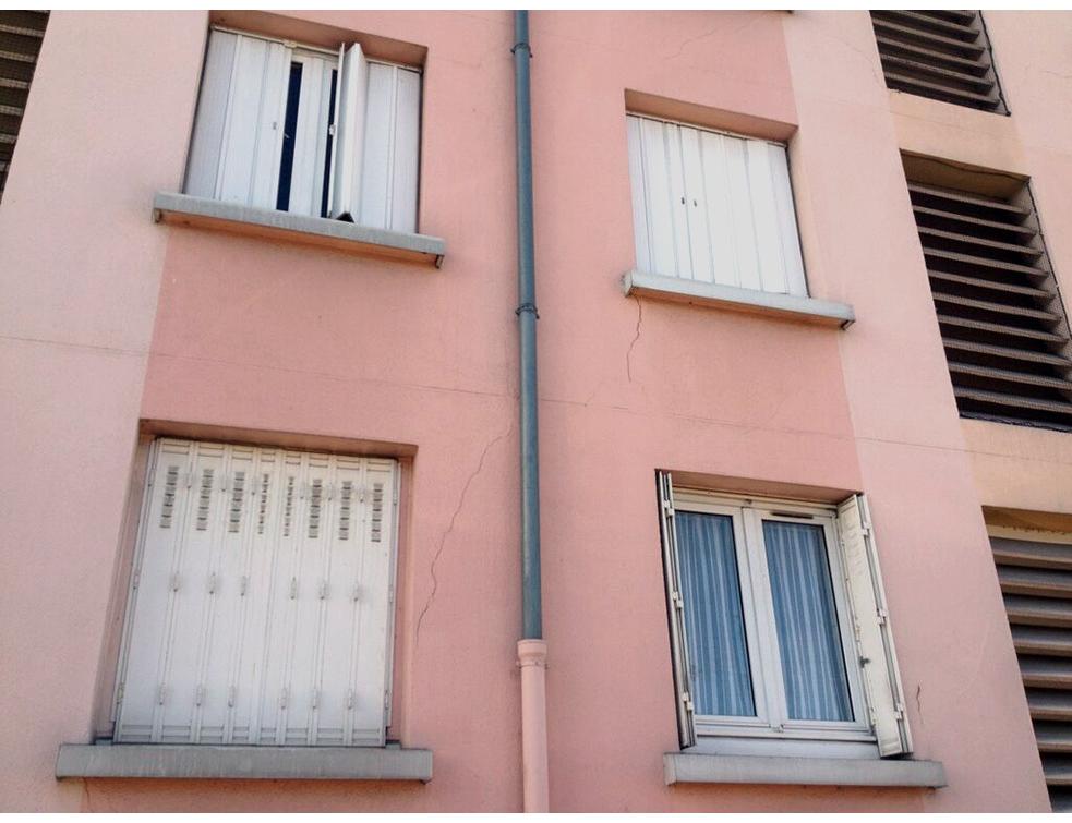 Les fondations dun immeuble affaiblies par des fuites de réseaux