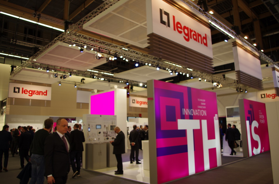 Legrand et Schneider Electric dans la course au bâtiment intelligent