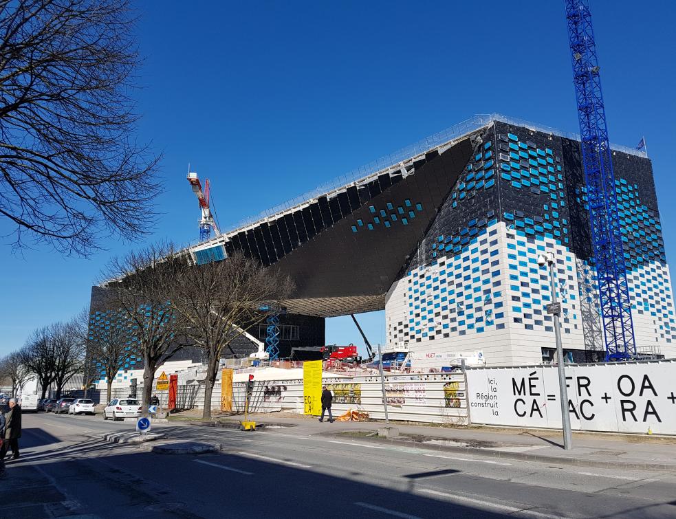 Monolithe aérien habillé de panneaux de béton blanc