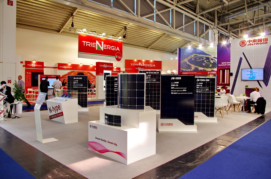 Sharp bat le record du rendement photovoltaïque à Intersolar