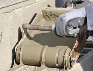 Des apprentis maçons pour une maison basse consommation