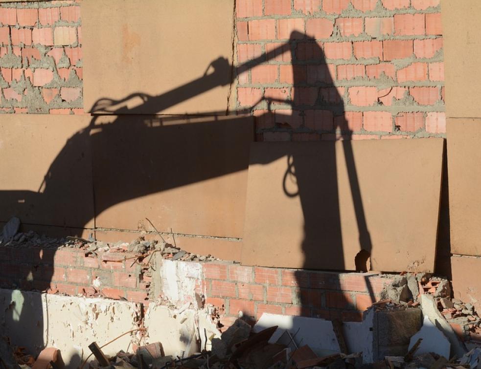 Dommage causé par une cloison provisoire et garantie décennale