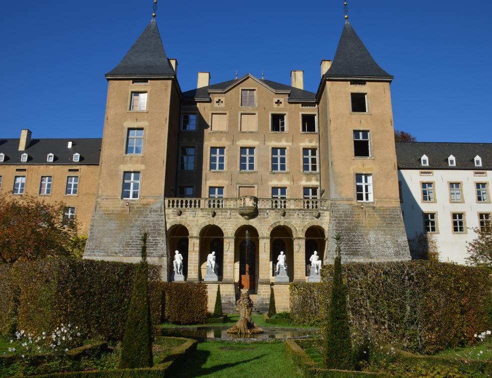 Un château sauvé de la mérule est isolé en béton de chanvre