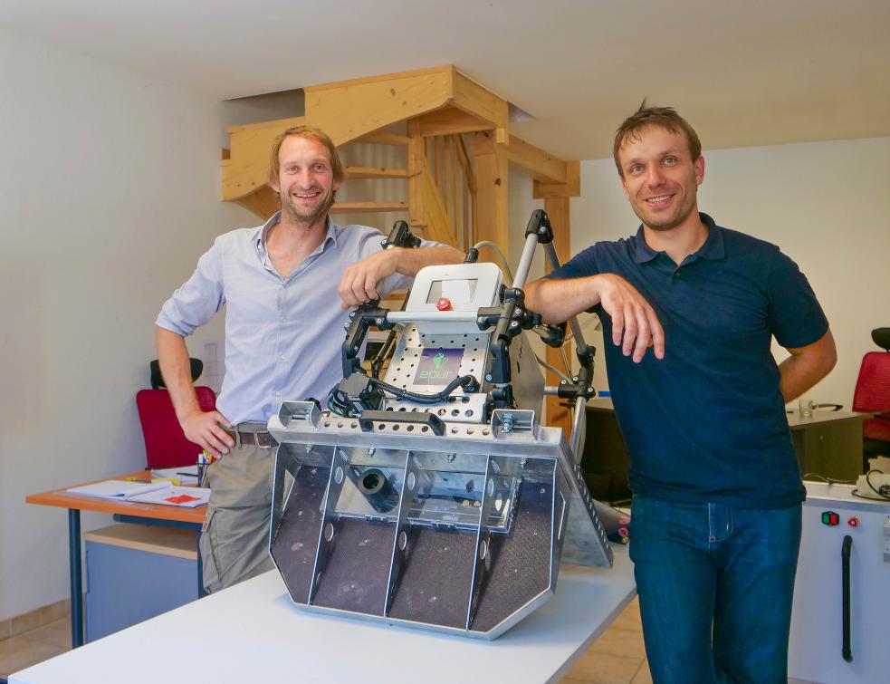 Deux inventeurs présentent le nouvel outil portatif de taille de charpente