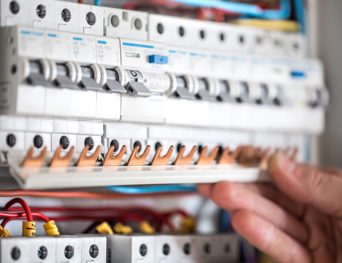 électricien travaillant dans un tableau avec fusibles