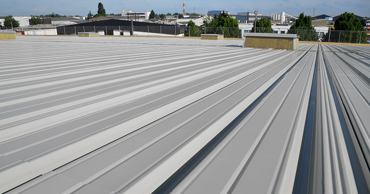 Toitures en tôles dacier nervurées avec revêtement détanchéité. © Étanchéité info