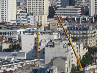 Lyon : une grue tombe sur un immeuble sans faire de blessé