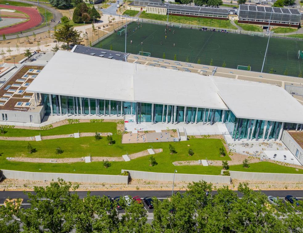 Des poteaux en forme d'algue au centre aquatique de Saint-Nazaire