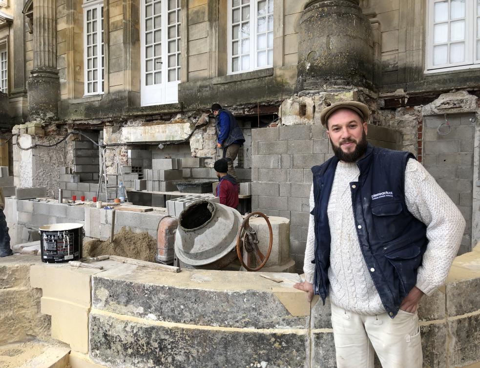 Steve Paton, tailleur de pierre, rénove un château depuis 6 ans