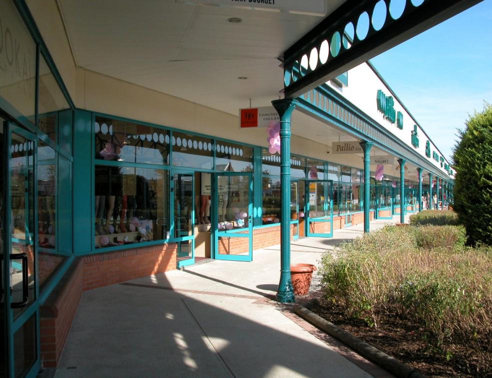 Vente de deux villages de marques à Roubaix et Troyes