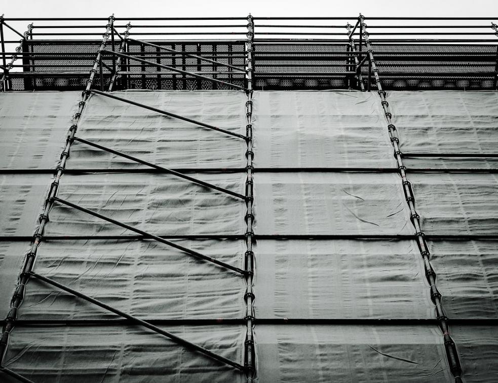 Chute de caillou d'un échafaudage et responsabilité de l'entreprise 