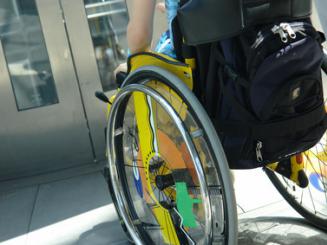 Accès des bâtiments publics neufs aux handicapés: pas de dérogation