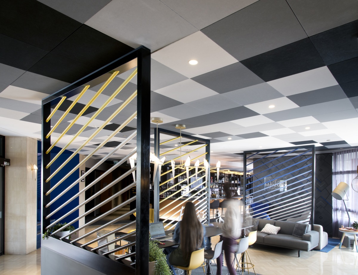 Un plafond en Rockfon Color-all® pour accentuer le lobby de lhôtel Mercure de Hyères
