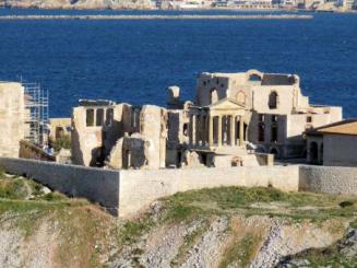 Au Frioul à Marseille, un ancien hôpital transformé en centre culturel