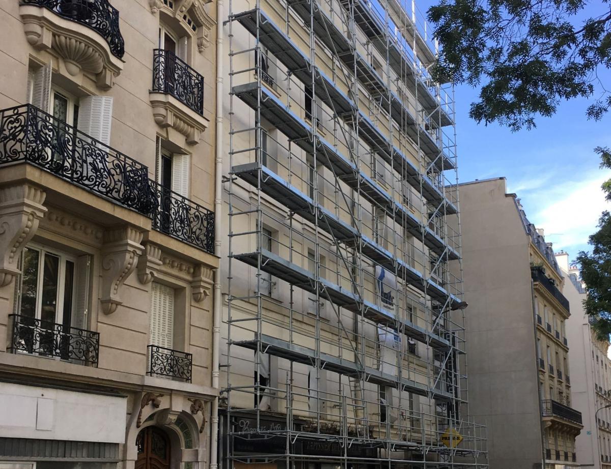 Un immeuble centenaire sélève de 3 étages à Paris