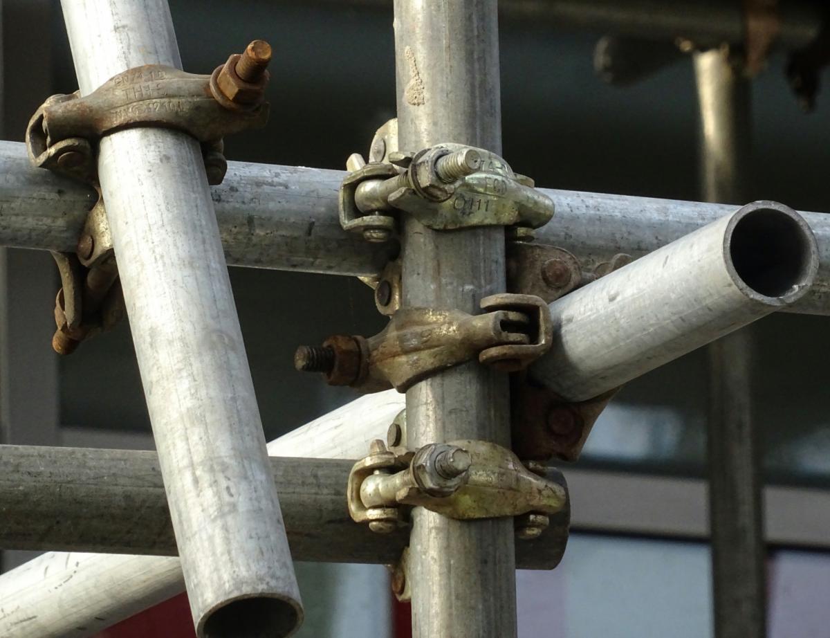 Fissures et éclats sur une façade : qui est responsable ?