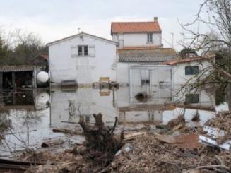 Xynthia : premières maisons détruites à Charron