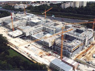 Ouverture de l'hôpital Sud-Francilien : Valls exprime son "inquiétude"