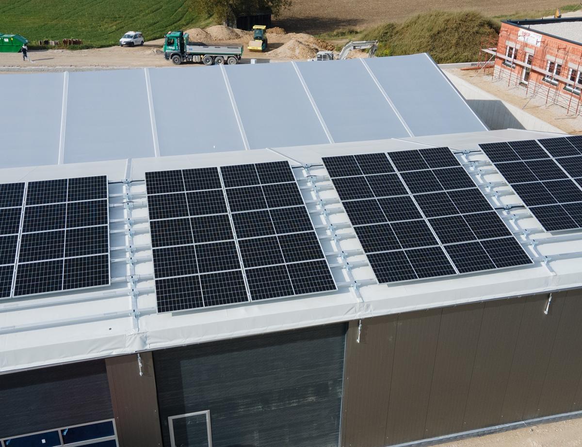 Pol-Plan en collaboration avec SolarSpot réalise des chapiteaux avec une installation photovoltaïque