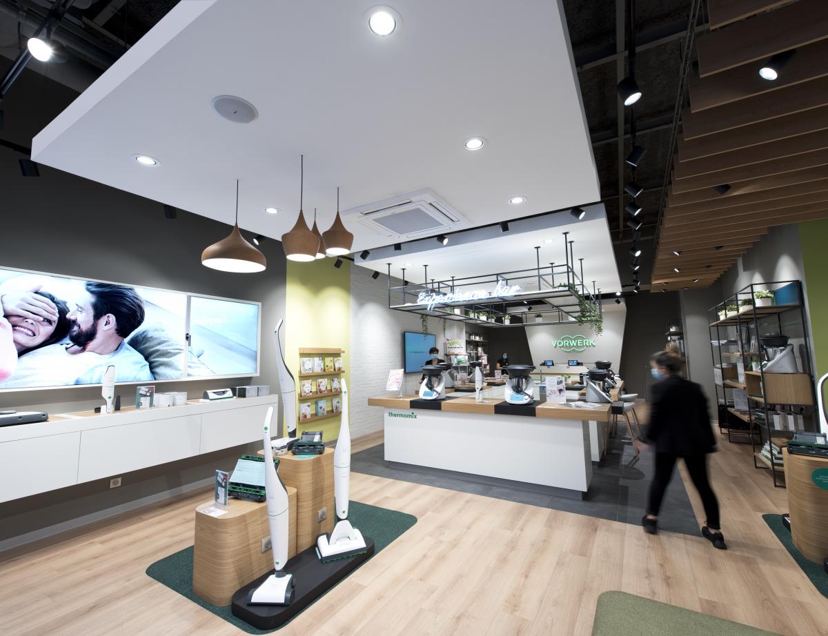 Le Rockfon® Mono® Acoustic sinstalle sur les plafonds des boutiques Vorwerk