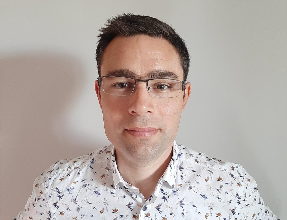 Portrait de Julien Brisebourg, référent bois et biosourcés chez Bouygues Immobilier