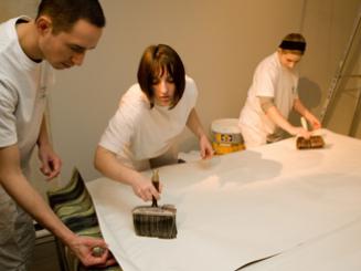 Des apprentis tapissent le musée des Arts décoratifs