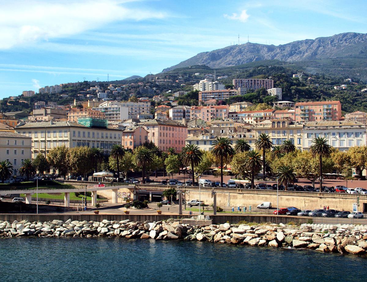 Travaux gratuits contre marchés publics: l'ex-sénateur Castelli jugé à Bastia