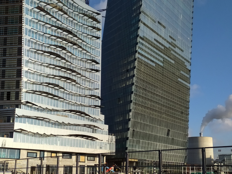 Focus sur les façades inclinées et très particulières des Tours Duo