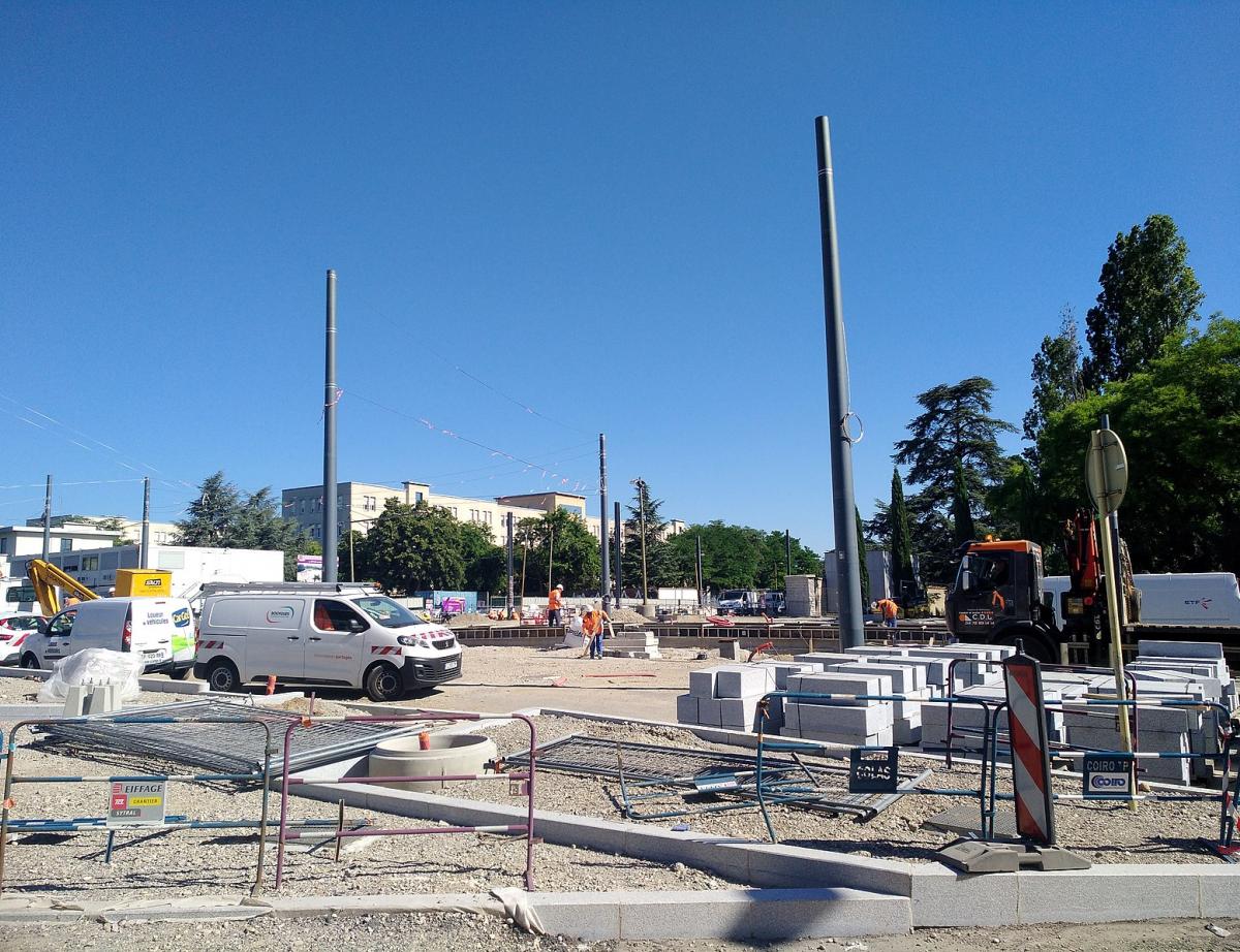 Eiffage confiant sur sa reprise d'activité formalise son offre sur Equans